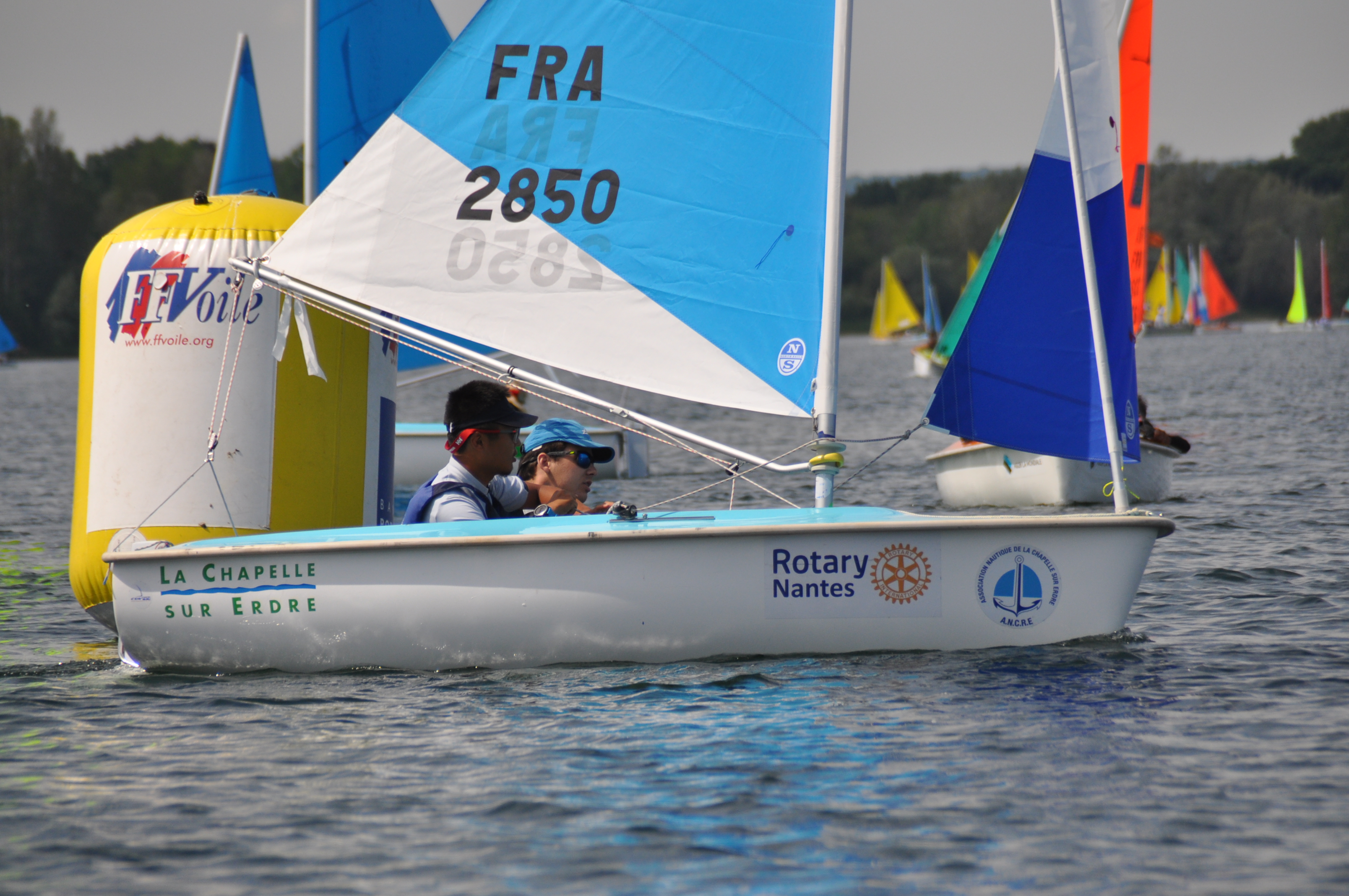 Un hansa 303 sur l'eau arborent les couleurs du Rotary de Nantes, le sponsor qui a participé à financer le bateau