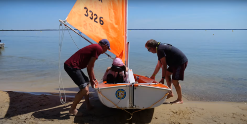 deux bénévoles metten à l'eau un hansa